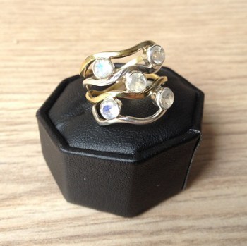 Zilveren edelsteen ring met vijf Maansteentjes maat 17 mm